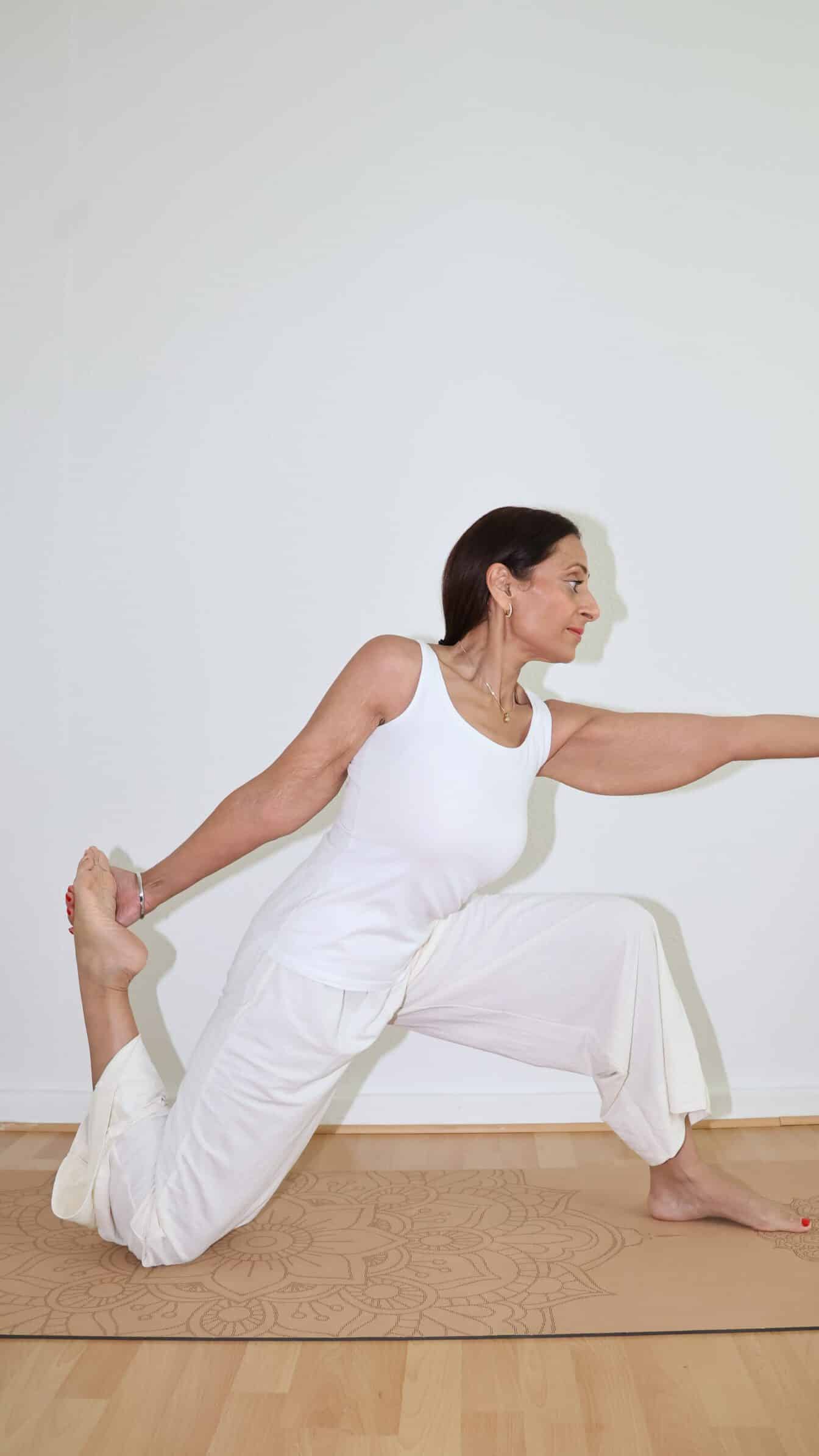 Frau macht Yoga-Übung auf Matte